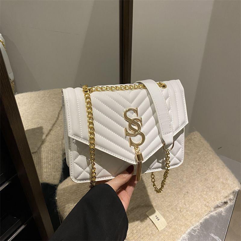 Women'S Quilted Shoulder Bag with Gold Chain Strap Crossbody Bag for Stylish Everyday Use in Black & White