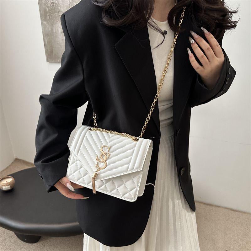 Women'S Quilted Shoulder Bag with Gold Chain Strap Crossbody Bag for Stylish Everyday Use in Black & White