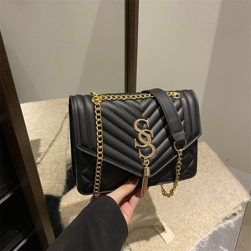 Women'S Quilted Shoulder Bag with Gold Chain Strap Crossbody Bag for Stylish Everyday Use in Black & White