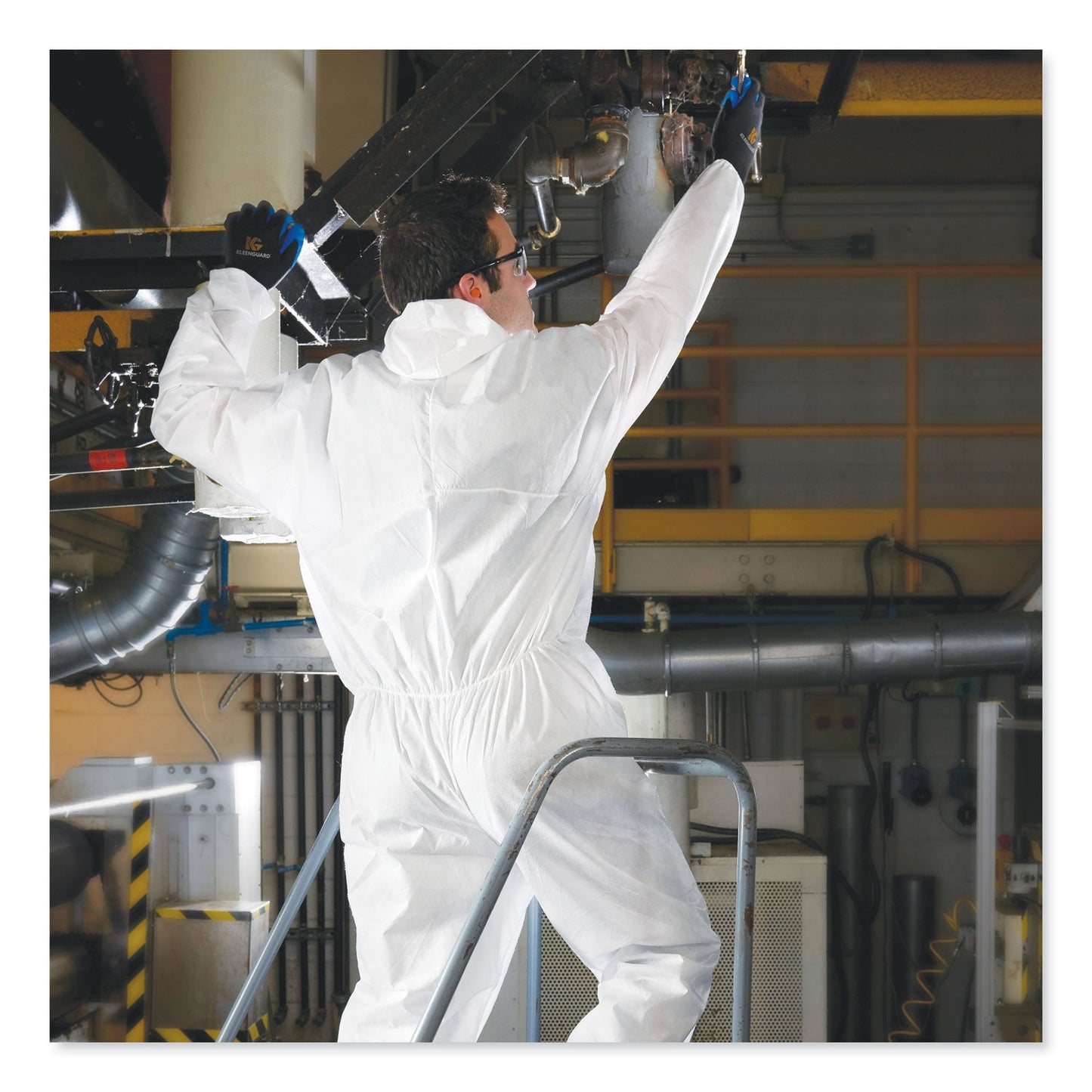 KleenGuard A30 Elastic-Back and Cuff Hooded Coveralls, 2X-Large, White, 25/Carton