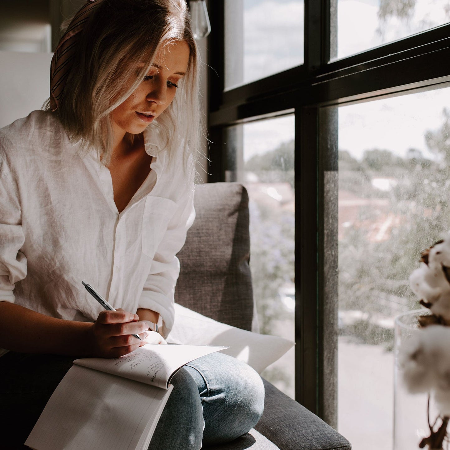 uniball Signo 207 Gel Pen, Retractable, Micro 0.5 mm, Black Ink, Smoke/Black Barrel, Dozen
