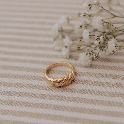 Wren Twist Ring