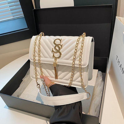 Women'S Quilted Shoulder Bag with Gold Chain Strap Crossbody Bag for Stylish Everyday Use in Black & White