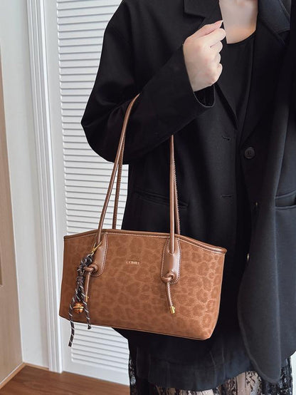 Fashionable and Trendy Leopard Print Tote Bag, Casual and Versatile One-Shoulder Handbag, Textured and Stylish One-Shoulder Commuter Bag, Paired with Exquisite Pendants, Suitable for Dating, Shopping and Other Occasions, Elegant Embossed Bag