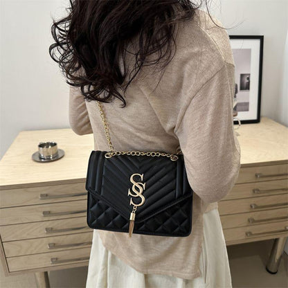 Women'S Quilted Shoulder Bag with Gold Chain Strap Crossbody Bag for Stylish Everyday Use in Black & White