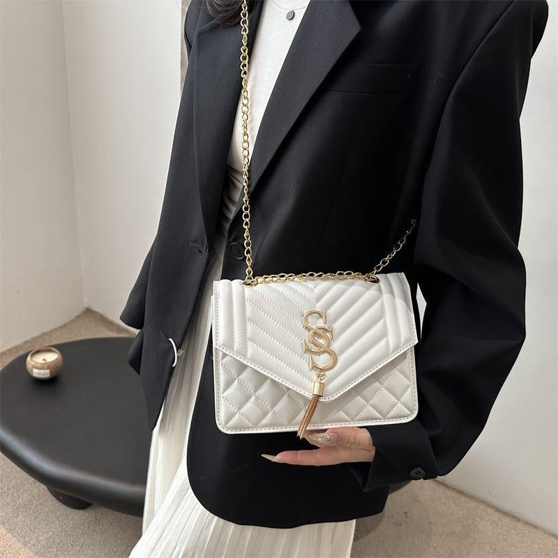 Women'S Quilted Shoulder Bag with Gold Chain Strap Crossbody Bag for Stylish Everyday Use in Black & White